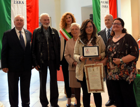 La premiazione dell'alunna turatese Greta Micheloni, prima classificata